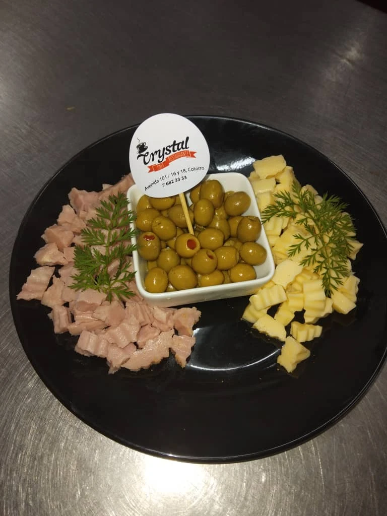 ENTREMES DE ACEITUNAS JAMON Y QUESO's foto | Café Crystal |  BizneCubano