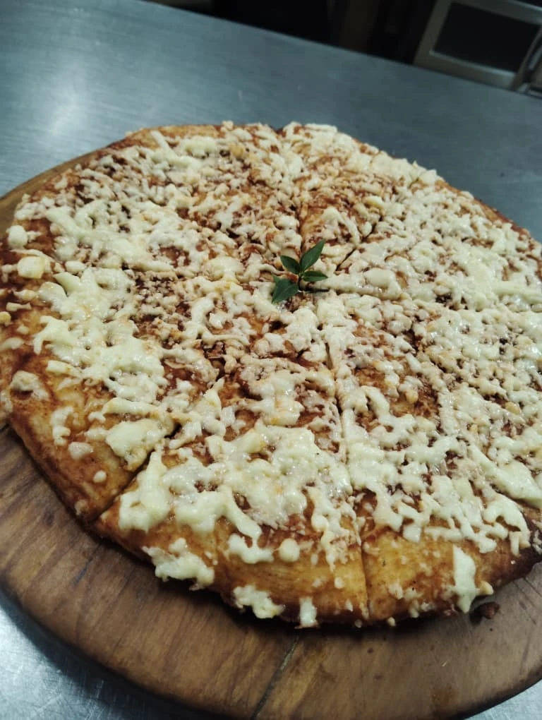 Pizza Napolitana de Queso Blanco 50 cm's foto | Café Crystal |  BizneCubano